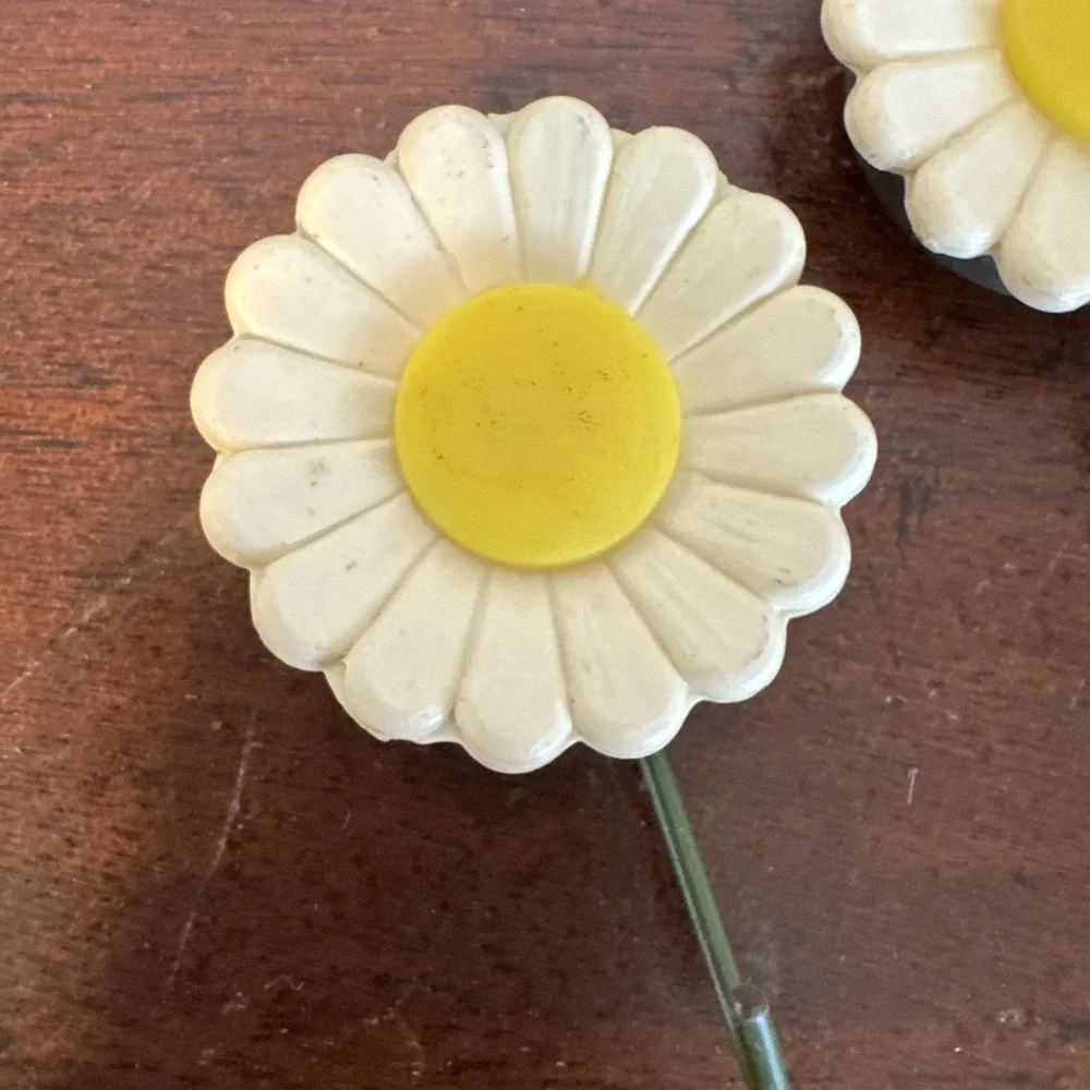 4 Pc Set Vintage Flower Single Hook Hanging Fridge Magnet Yellow Daisy 2 3/8